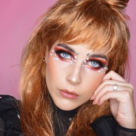 Výrazné líčení doplněné o 3D perly a kamínky, které je pro speciální fashion příležitosti naprosto ideální.