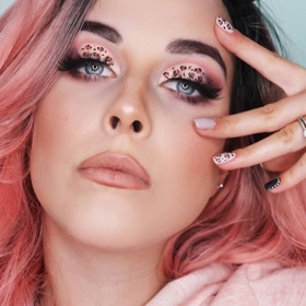 Leopardí líčení očí, které můžete stejně jako Diana sladit se svojí manikúrou.