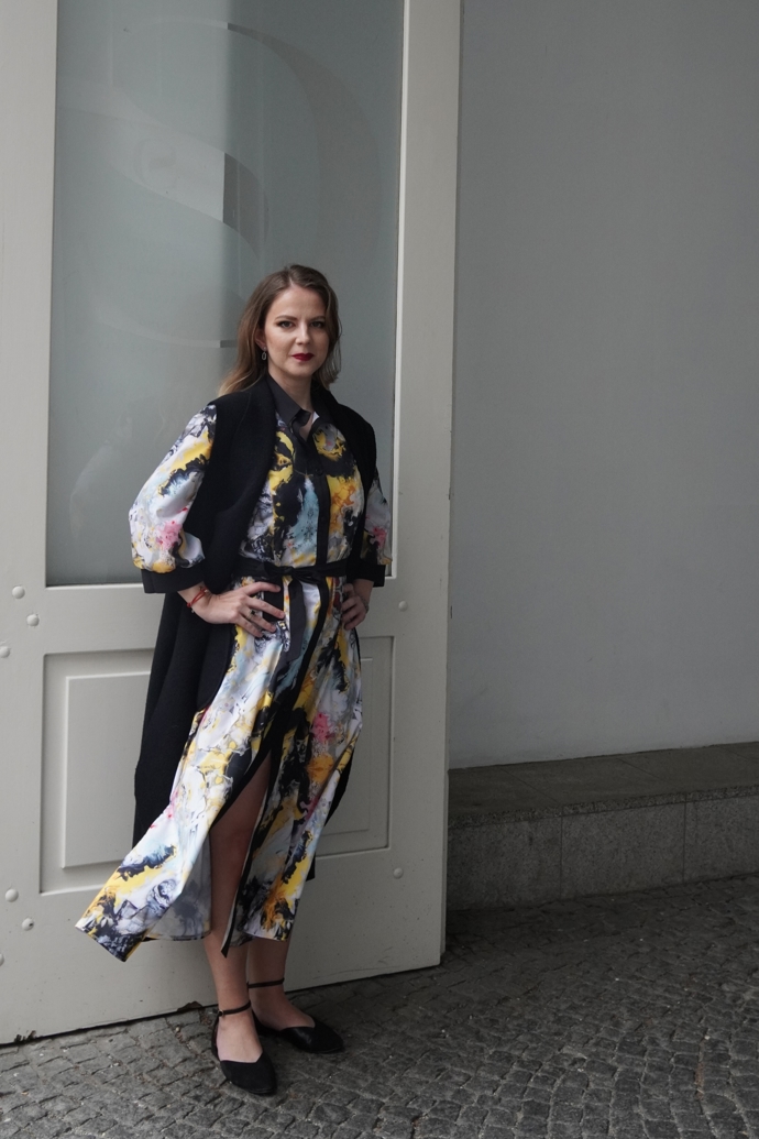 Veronika Nováková vyrazila na Fashion Week v žluto-černých šatech s vázáním v pase od Martiny Pipkové Loudové a černé vestě Mikela da Luka.