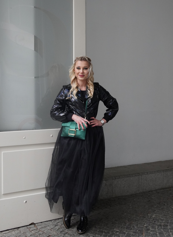 Modely Martiny Pipkové Loudové zvolila i redaktorka Dana Klementová, která dala přednost černé tylové sukni, metalické bundě a zelenému blyštivému psaníčku.