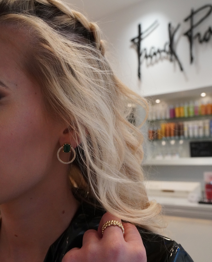 Redaktorka Dana Klementová vynesla prsten ze žlutého zlata SIMPLE kolekce a náušnice s přírodním smaragdem a kombinací diamantů. 