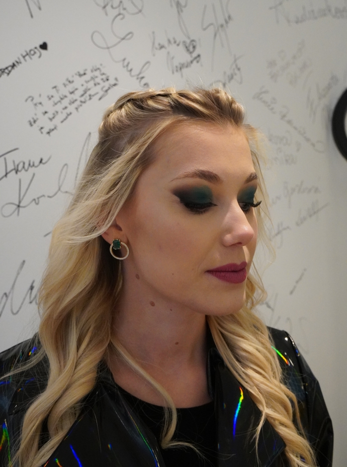 Ani redaktorka Dana Klementová se extravagantnějšího make-upu nebála a společně s vizážistkou Dianou Vitikačovou ho doplnily o zvlněné vlasy zapletené do dvou copánku na vrchu hlavy. 