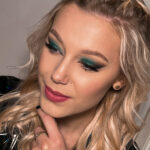 Zelené líčení očí doplněné o výraznou linku.