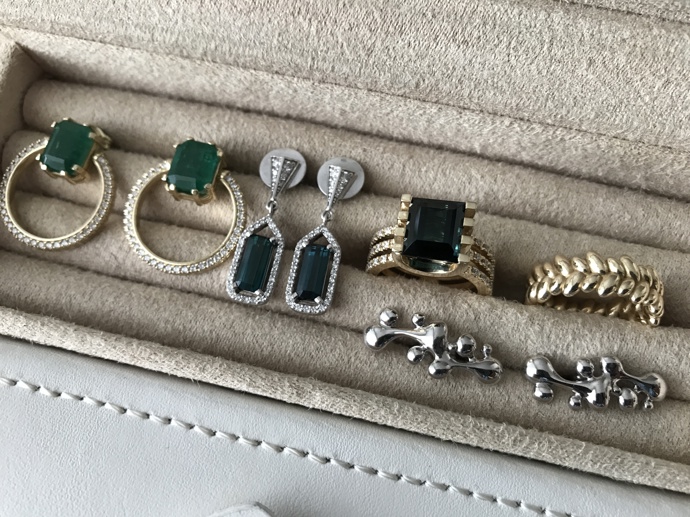 O klenoty se našim redaktorkám postaraly Šperky Korbička. 