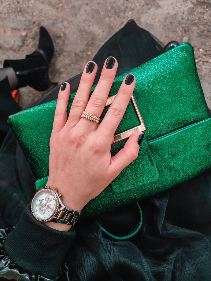 Zelené psaníčko z prodejny Fashion M&M Martiny Pipkové Loudové a prsten ze žlutého zlata z dílny Šperky Korbička. 