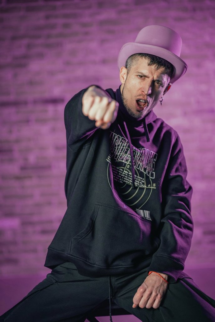 Tanečník Filip Jankovič rovněž předvádí gesto, které má symbolizovat jediné - Fuck Cancer.