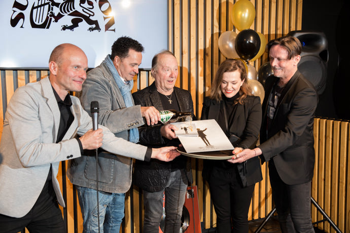 Křest byl velkolepý, s příslibem blížících se osmdesátých narozenin. Lahve se ujal Martin Dejdar, sekundovala mu dcera Petra Jandy Marta.