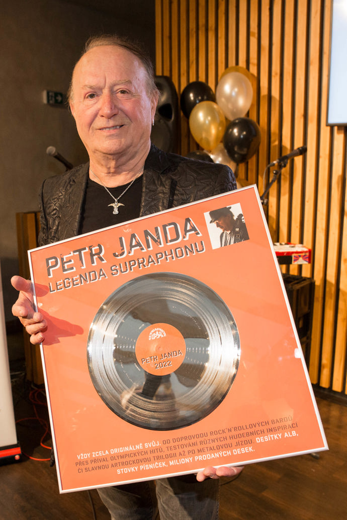 Jen co vydal jednu desku, odhaluje plány na tu další. Petr Janda je stále aktivní a stáhnout se z koncertních pódií nebo veřejného života opravdu neplánuje. 