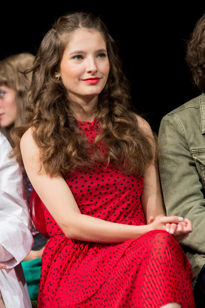 Takto půvabně mladá herečka vypadala na tiskové konferenci k muzikálu Kouř.