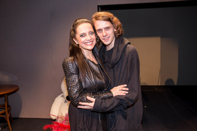 Se synem se Lucie dnes už nevídá tak často, proto ji jeho přítomnost na premiéře potěšila.