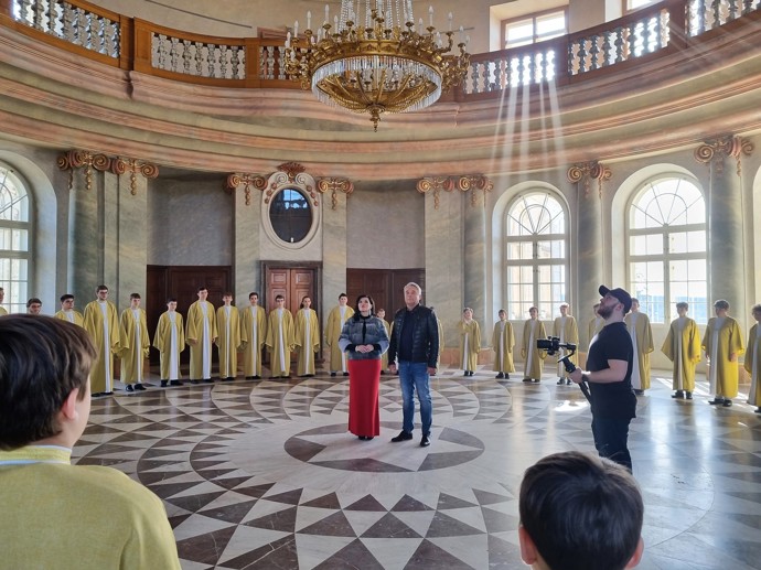 Sál je světovým unikátem, stojí za ním legendární architekt Jan Blažej Santini a nese jeho charakteristické prvky.
