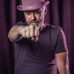 Herec Jiří Langmajer patří mezi celebrity, které neváhaly nasadit fialový klobouk pro dobrou věc.