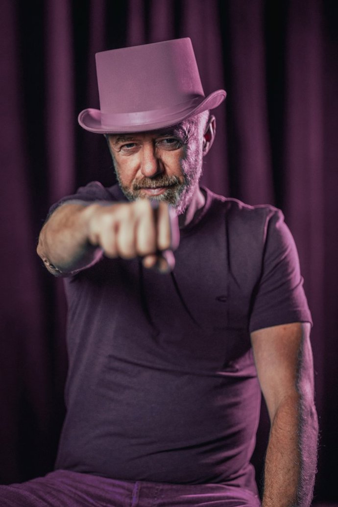 Herec Jiří Langmajer patří mezi celebrity, které neváhaly nasadit fialový klobouk pro dobrou věc.