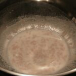 Základem mazance je kvásek, který si připravíme z vlažného mléka, kostky kvasnic, trošky cukru a mouky. 