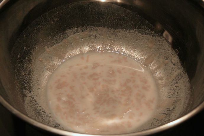 Základem mazance je kvásek, který si připravíme z vlažného mléka, kostky kvasnic, trošky cukru a mouky. 