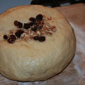 Když je těsto na mazanec vykynuté, zapracují se do něj rozinky a mandle, ale můžou být i oříšky. 