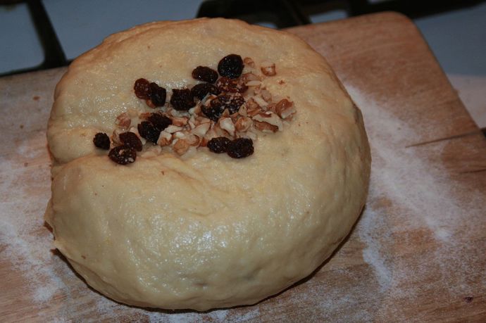 Když je těsto na mazanec vykynuté, zapracují se do něj rozinky a mandle, ale můžou být i oříšky. 