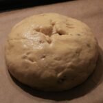 Mazanec se před pečením potře rozšlehaným vejcem. A nezapomeňte nahoře udělat křížek.