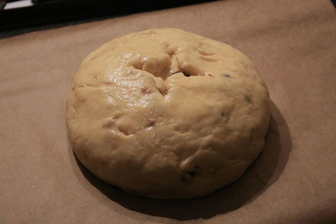 Mazanec se před pečením potře rozšlehaným vejcem. A nezapomeňte nahoře udělat křížek.