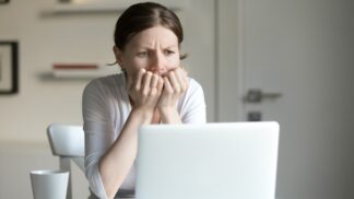 PORADNA: Dostala jsem přidáno, kolegyně mě začala pomlouvat. Koučka prozradila, jak se tomu efektivně bránit