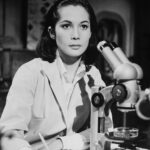 Americká herečka čínského původu Nancy Kwan ve svém nadýchaném mikádu, které si následně podmanilo svět.  