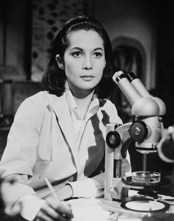 Americká herečka čínského původu Nancy Kwan ve svém nadýchaném mikádu, které si následně podmanilo svět.  