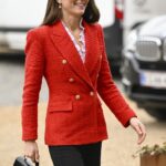 Černá krokodýlí kabelka, kterou Kate doplnila outfit tvořený černými kalhotami a červeným sakem.