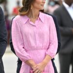Kate Middleton v jarních košilových růžových šatech, které doplnila o růžovo-pudrové psaníčko.