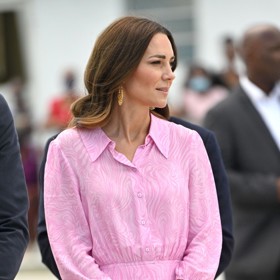 Kate Middleton v jarních košilových růžových šatech, které doplnila o růžovo-pudrové psaníčko.
