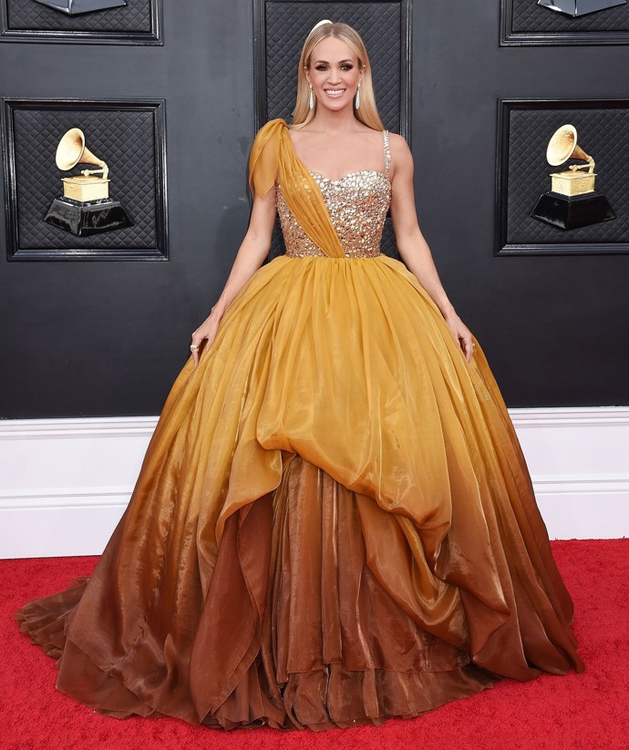 Zpěvačku Carrie Underwood nebylo možné na červeném koberci v pompézní princeznovské žluto-zlatavé róbě přehlédnout. 