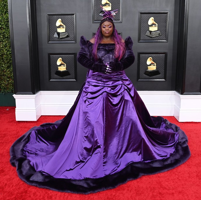 Fialová róba hudebnice Yoly se stala jednou z nejvýraznějších celého předávání cen Grammy 2022.
