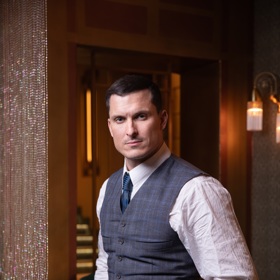 Slovenský herec Ján Koleník (42) je u nás známý díky seriálu První republika. Zahrál si muže s pověstí válečného hrdiny, který musí převzít rodinnou firmu.