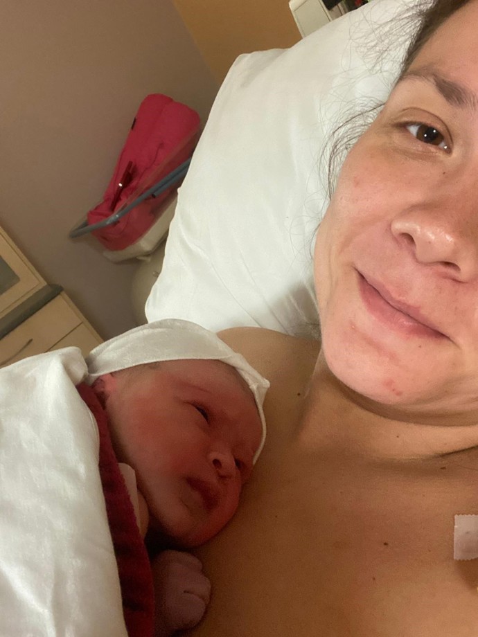 Okamžiky štěstí prožívala hvězda seriálu Ulice, Eva Hacurová, těsně po porodu. Dcerka Lada se právě rozkoukává.
