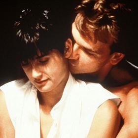 Demi Moore chtěla, aby scény, v nichž tvoří na hrnčířském kruhu, vypadaly realisticky, začala proto navštěvovat keramický kurz.