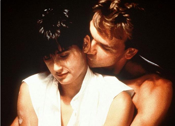 Demi Moore chtěla, aby scény, v nichž tvoří na hrnčířském kruhu, vypadaly realisticky, začala proto navštěvovat keramický kurz.