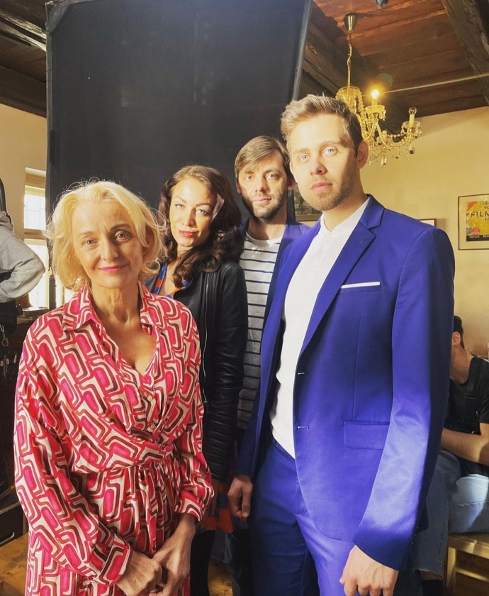 Zleva Veronika Žilková, Agáta Hanychová, Cyril Navrátil, Vincent Navrátil. „Když nemáš peníze na kompars, tak zavolej rodině," komentuje fotku modelka.