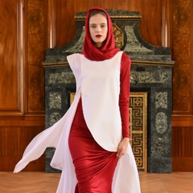 Modely byly vybarveny v typických odstínech a s atmosférou pověsti ladily také střihy.