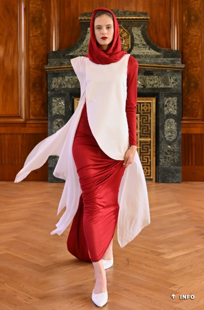 Modely byly vybarveny v typických odstínech a s atmosférou pověsti ladily také střihy.