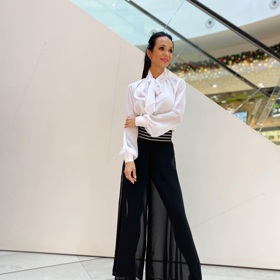 Modelka Gabriela Dvořáková radí učitelkám prvního stupně základní školy nosit elegantní košile v kombinaci s kalhotami nebo sukní. Měly by se vyvarovat výstředností.