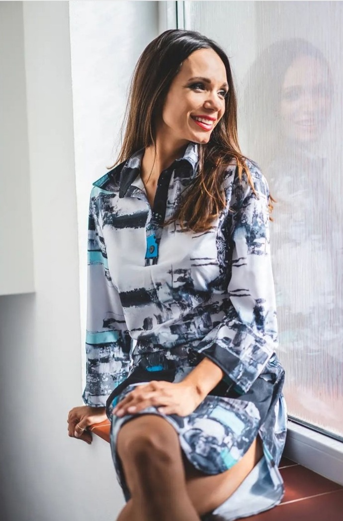 Šaty, které dnes Gabriela Dvořáková obléká, jsou volnějších střihů, protože se nerada cítí být limitovaná oblečením.