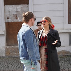 Fashion Week si nenechala ujít ani rapperka Sharlota Frantinová. Známá provokatérka okořenila kárované šaty pekelně rudými kozačkami na vysokém podpatku.