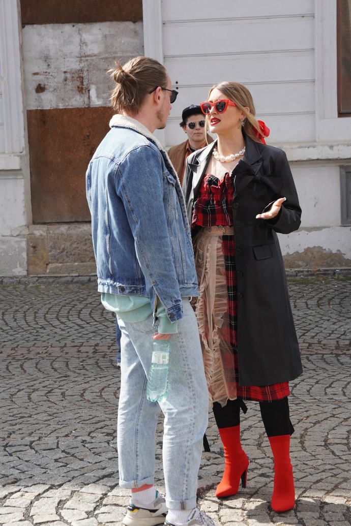 Na den zvolila kárované červeno-černé šaty s volánky, které ovšem nepocházejí z její vlastní kolekce.