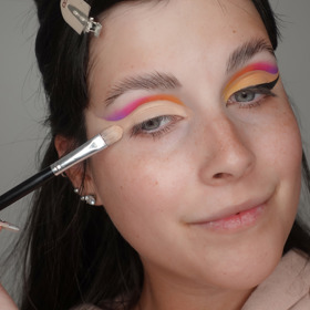 Korektorem za pomoci plochého štětce vytvořte cut crease, díky kterému se opticky zvětší pohyblivé víčko a vznikne ostrá linie.