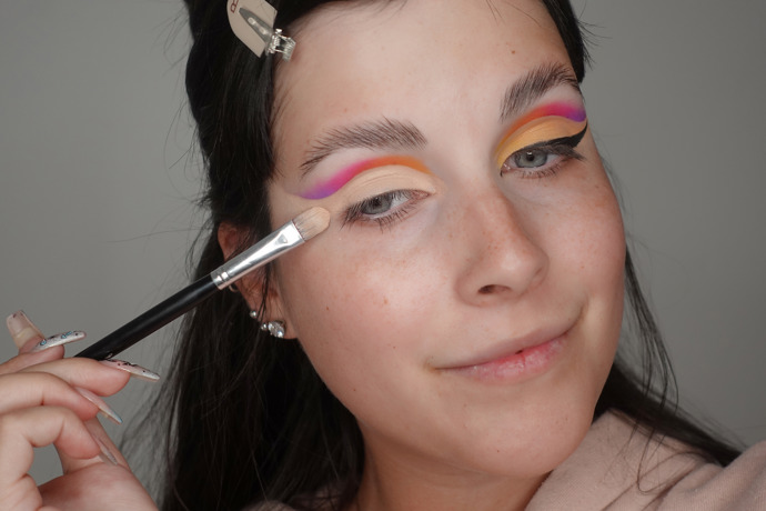 Korektorem za pomoci plochého štětce vytvořte cut crease, díky kterému se opticky zvětší pohyblivé víčko a vznikne ostrá linie.