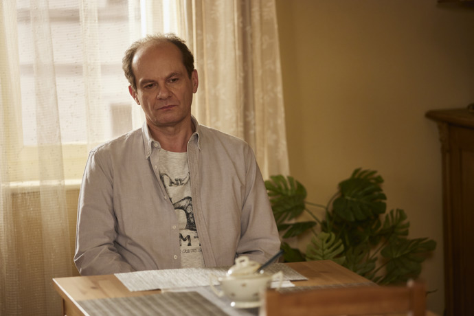 Bedřich neprožívá zrovna lehké období. Necítí se na další dítě. Jenže Alice jej v posledních týdnech hrozně moc chtěla.