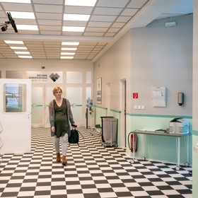 V nemocnici se octne také Danova těhotná přítelkyně Lenka Naušová (Ester Geislerová).