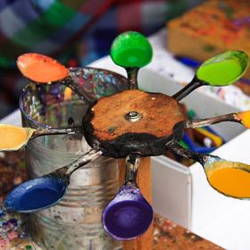 Pokud zdobíme velikonoční vajíčka voskovou technikou, může nám k tomu posloužit toto zařízení.