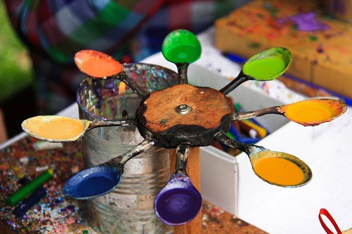 Pokud zdobíme velikonoční vajíčka voskovou technikou, může nám k tomu posloužit toto zařízení.