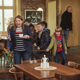 Malí koledníci nejdříve pořádně proženou Kateřinu...