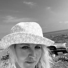 Vendula Pizingerová právě zabalila kufry a vyráží za sluníčkem do Egypta. Ve své rubrice Máma na přechodu přiznává, že kompletace zavazadel jí vždycky rozhodí.